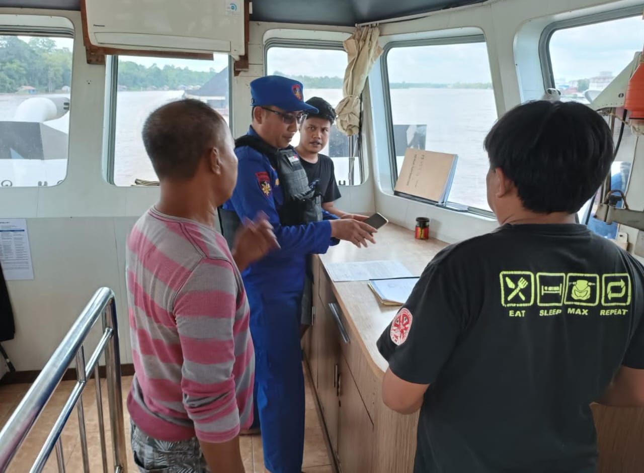 Lakukan Upaya Preventif, Personel KP XVIII 2001 Ditpolairud Cek Kapal Yang Melintasi Sungai Barito