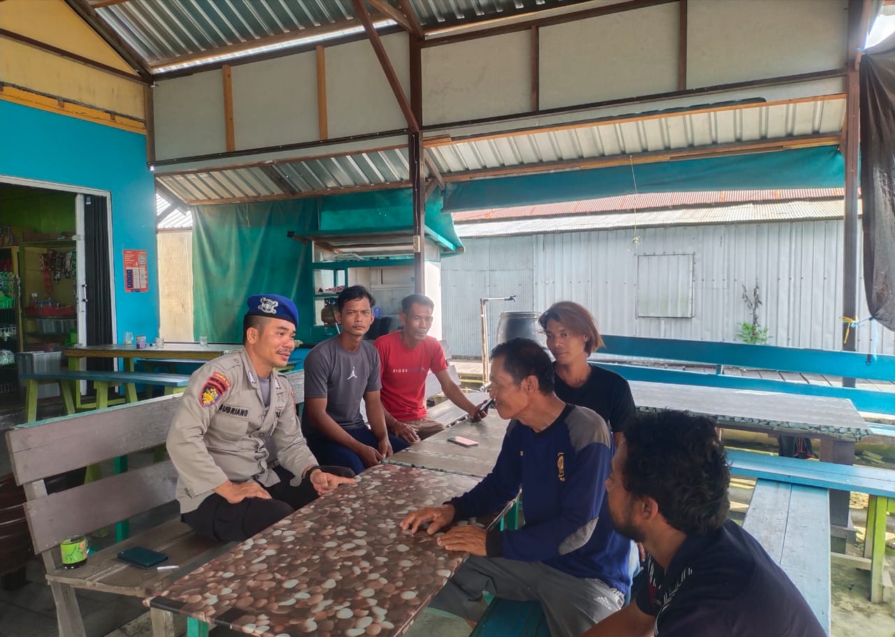 Patroli Jalan Kaki, Bripka Subriano Sambangi Warga Dan Para Awak Kapal