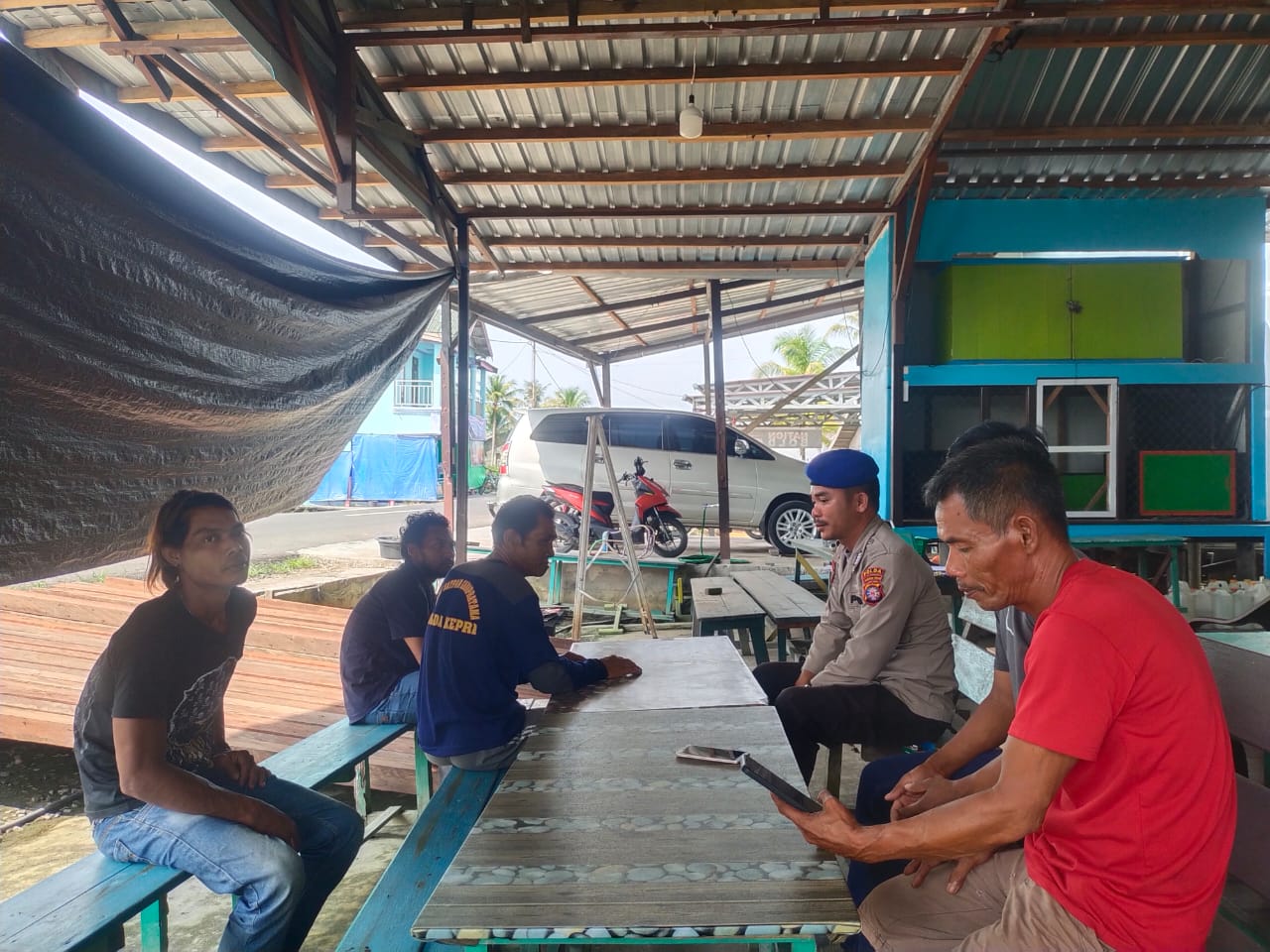 Patroli Jalan Kaki, Bripka Subriano Sambangi Warga Dan Para Awak Kapal