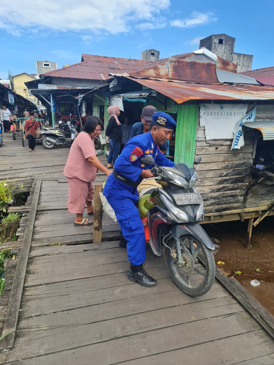Humanis, Personel Ditpolairud Bantu Ibu-Ibu di Pasar Tradisional Samuda