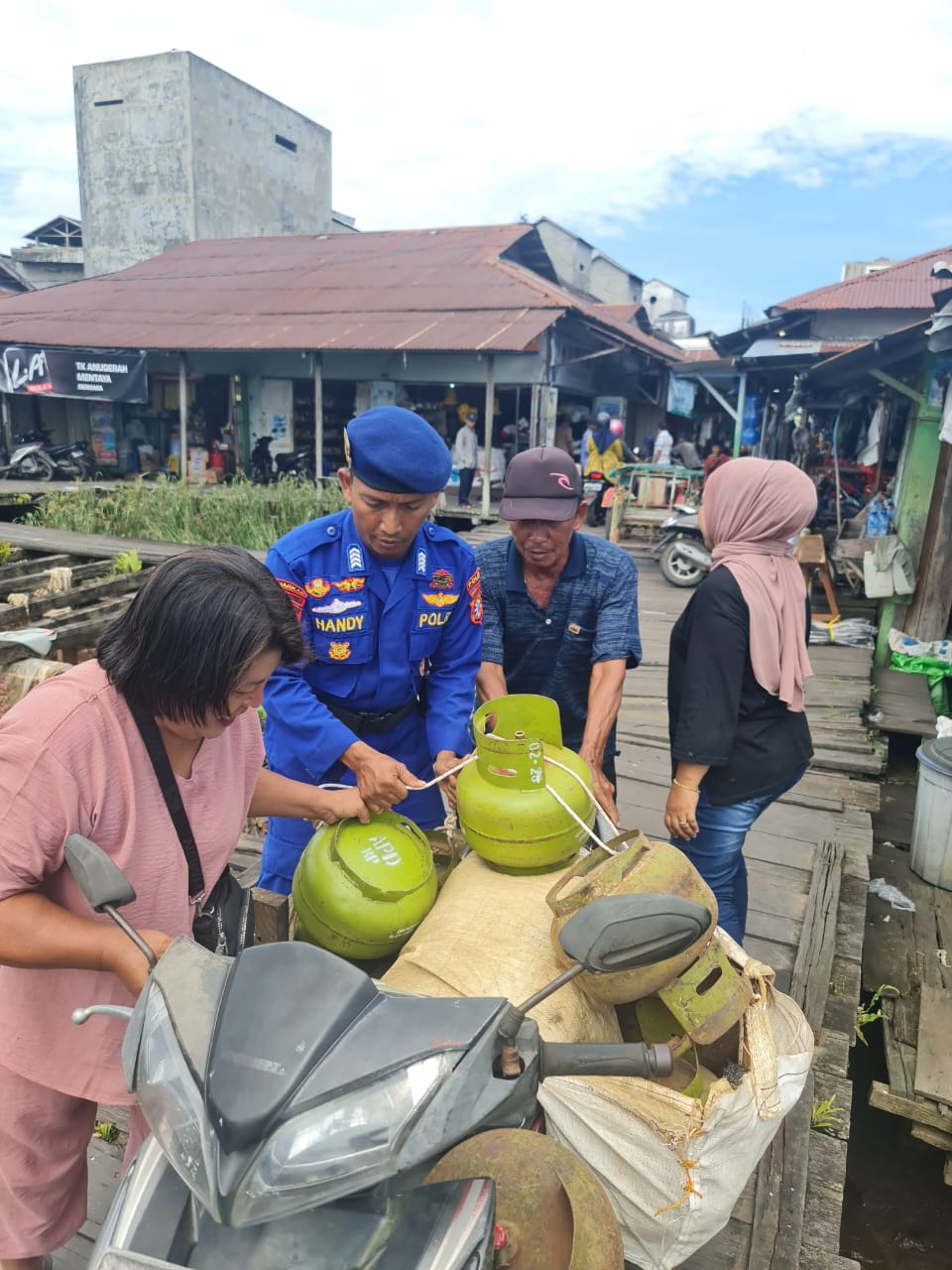 Humanis, Personel Ditpolairud Bantu Ibu-Ibu di Pasar Tradisional Samuda