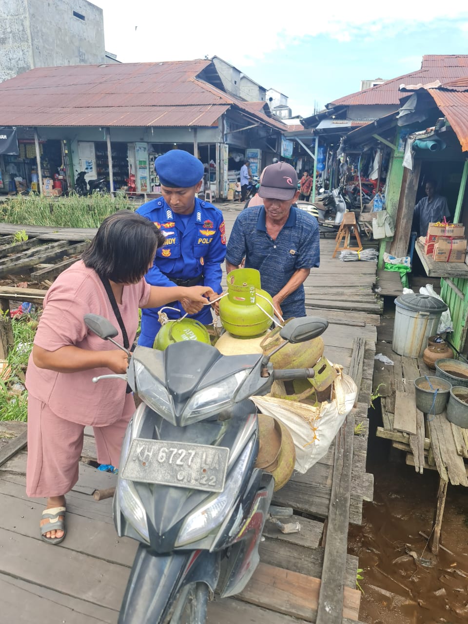 Humanis, Personel Ditpolairud Bantu Ibu-Ibu di Pasar Tradisional Samuda