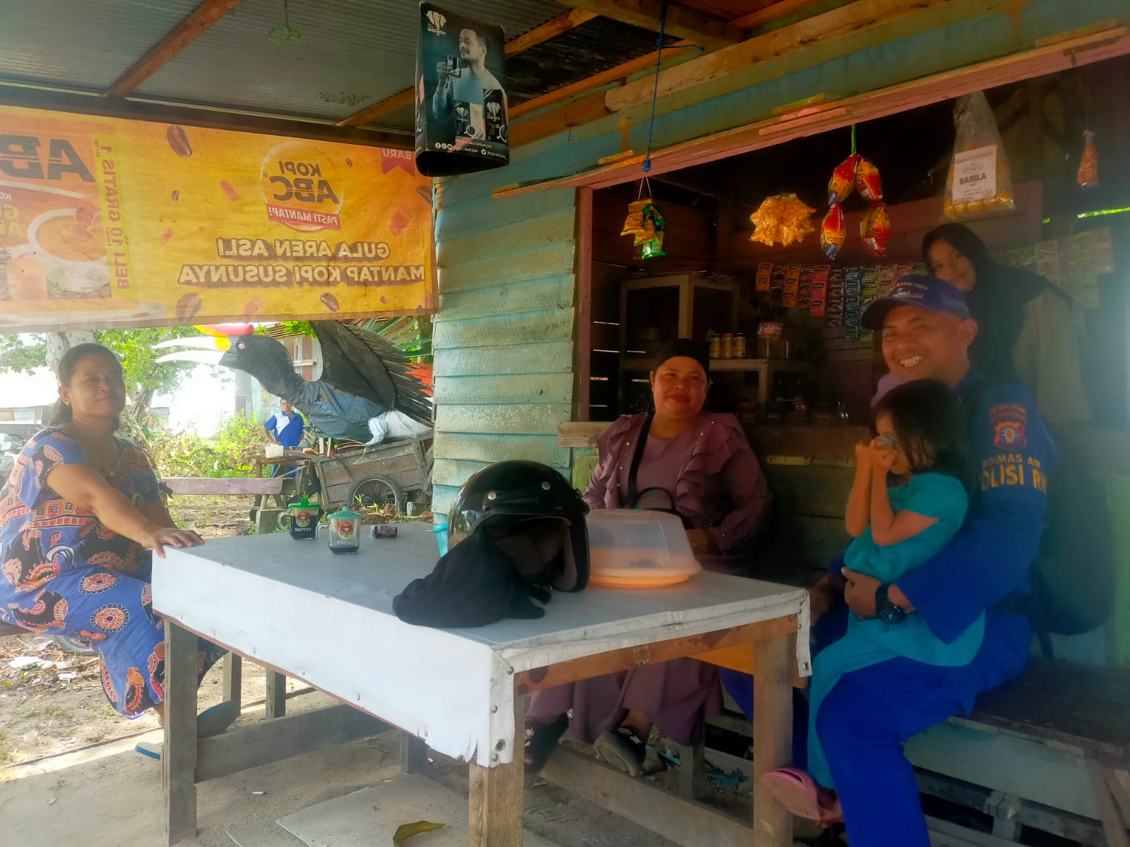 Dekatkan Polri Dengan Masyarakat, Polisi RW Ditpolairud Sambangi Masyarakat Bantaran Sungai Mentaya