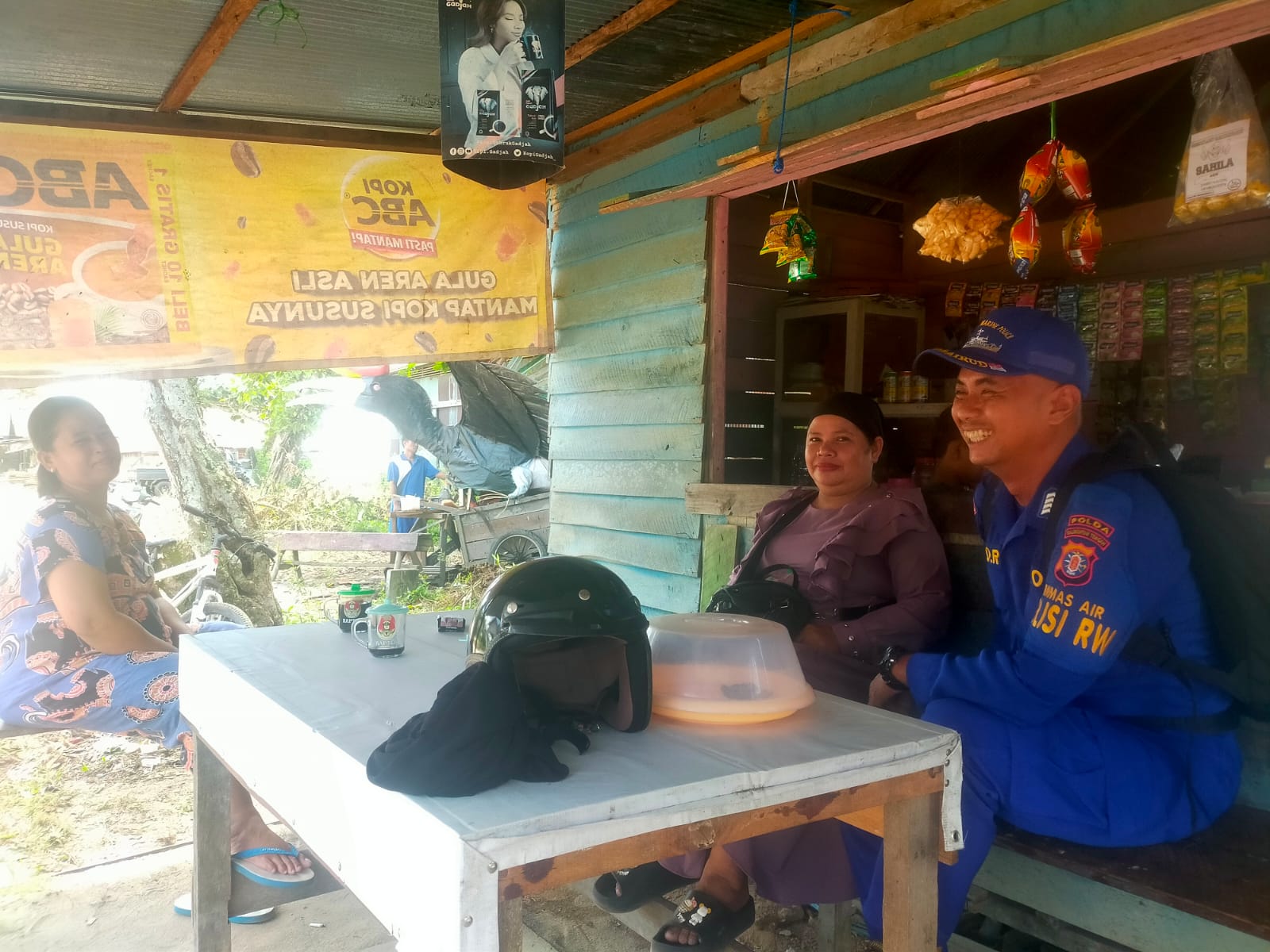 Dekatkan Polri Dengan Masyarakat, Polisi RW Ditpolairud Sambangi Masyarakat Bantaran Sungai Mentaya