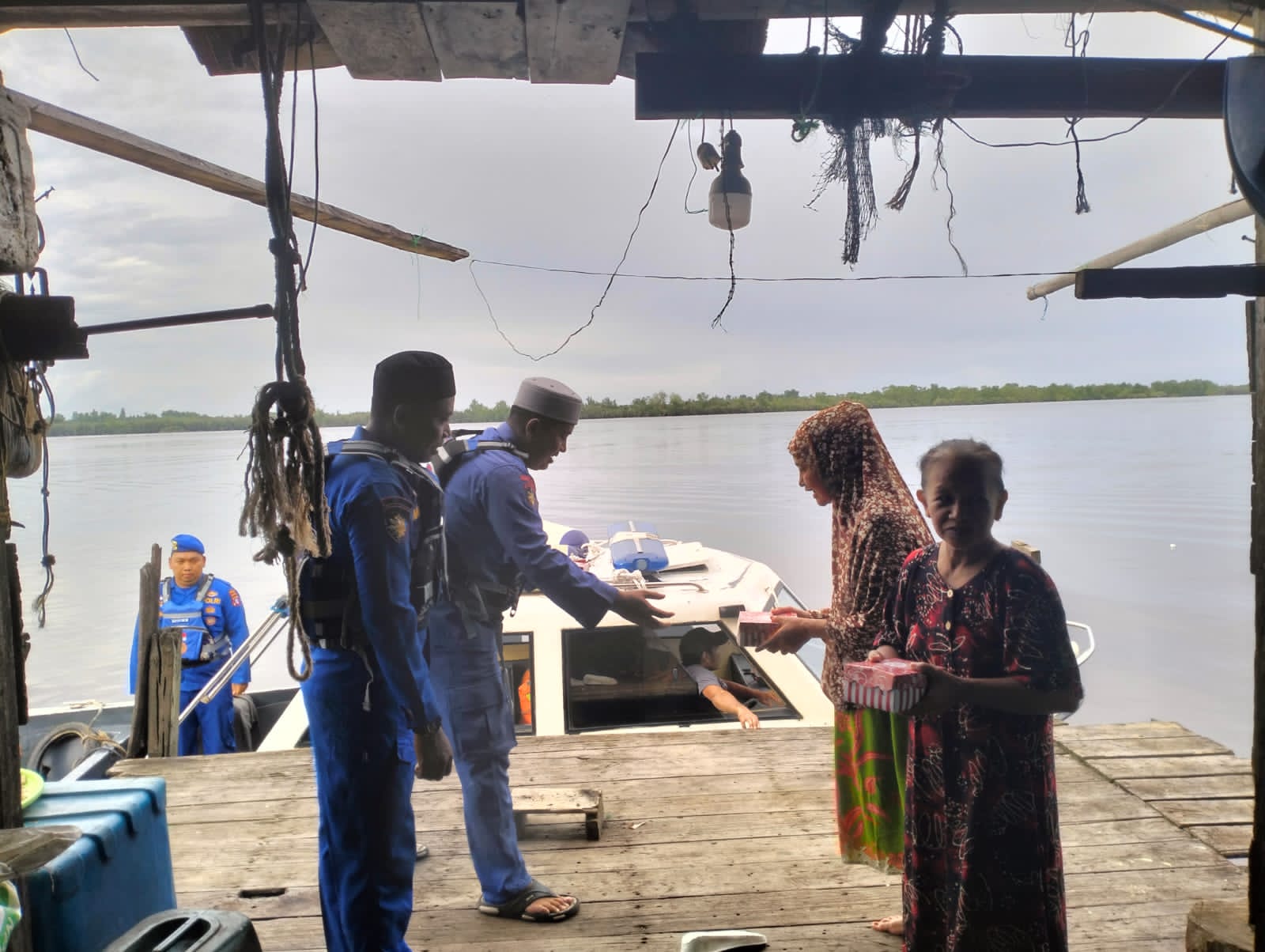 Ini Cara Personel Ditpolairud Berbagi Di Bulan Suci Ramadhan Pada Masyarakat Das Pagatan di Katingan