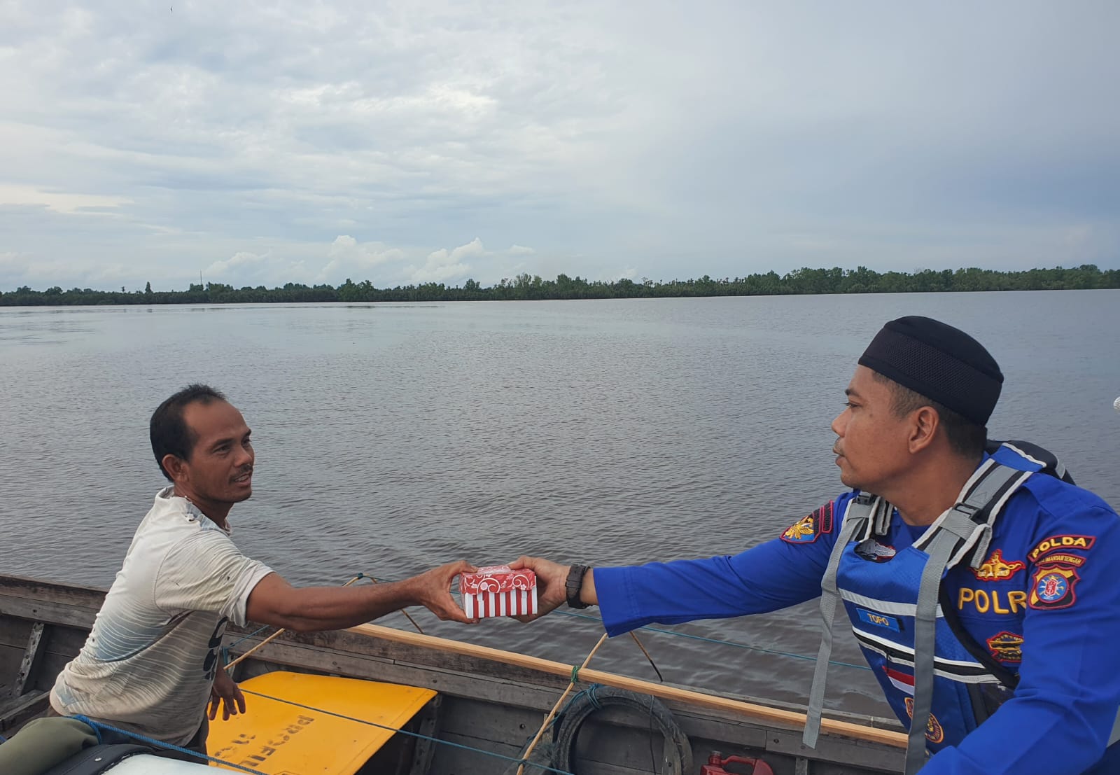 Ini Cara Personel Ditpolairud Berbagi Di Bulan Suci Ramadhan Pada Masyarakat Das Pagatan di Katingan