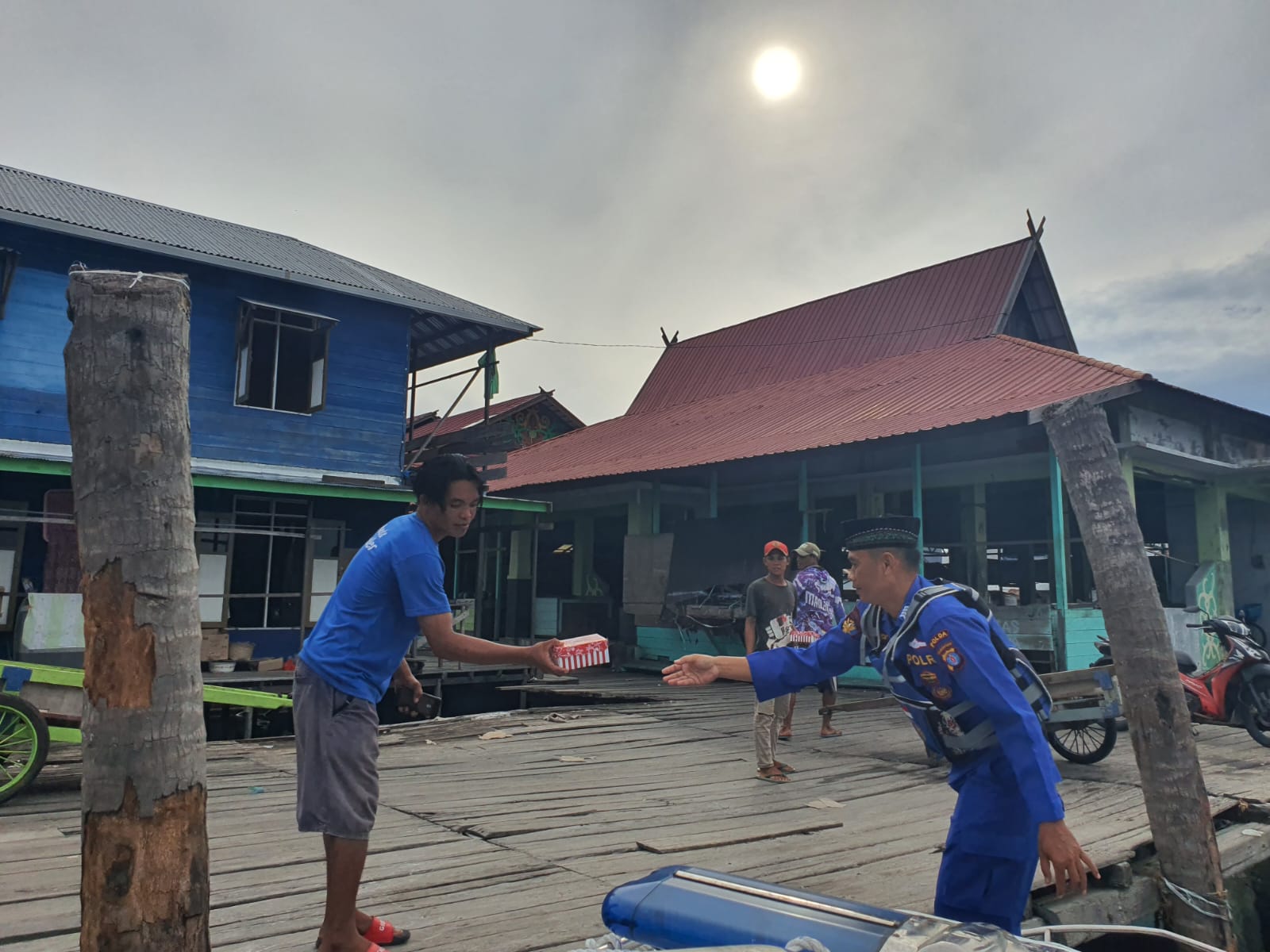 Ini Cara Personel Ditpolairud Berbagi Di Bulan Suci Ramadhan Pada Masyarakat Das Pagatan di Katingan