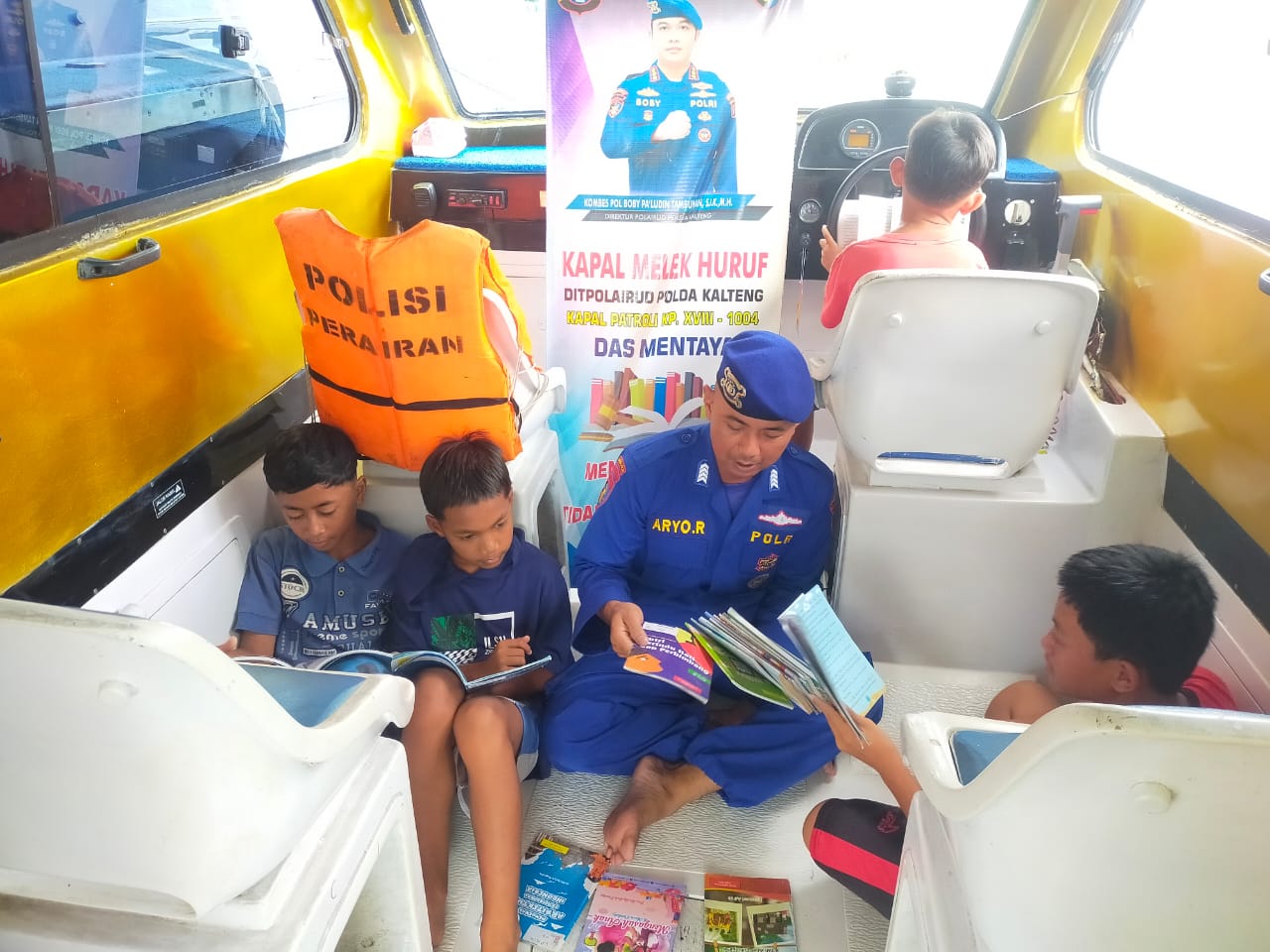 Baca Buku Mengubah Masa Depan, KMH 1004 Hadir Sediakan Buku Bacaan