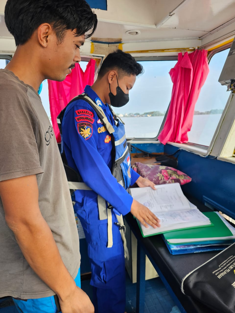 Patroli Rutin,Kapal KP XVIII-2007 Cek Administrasi Pelayaran Kapal Melintas Das Kapuas 