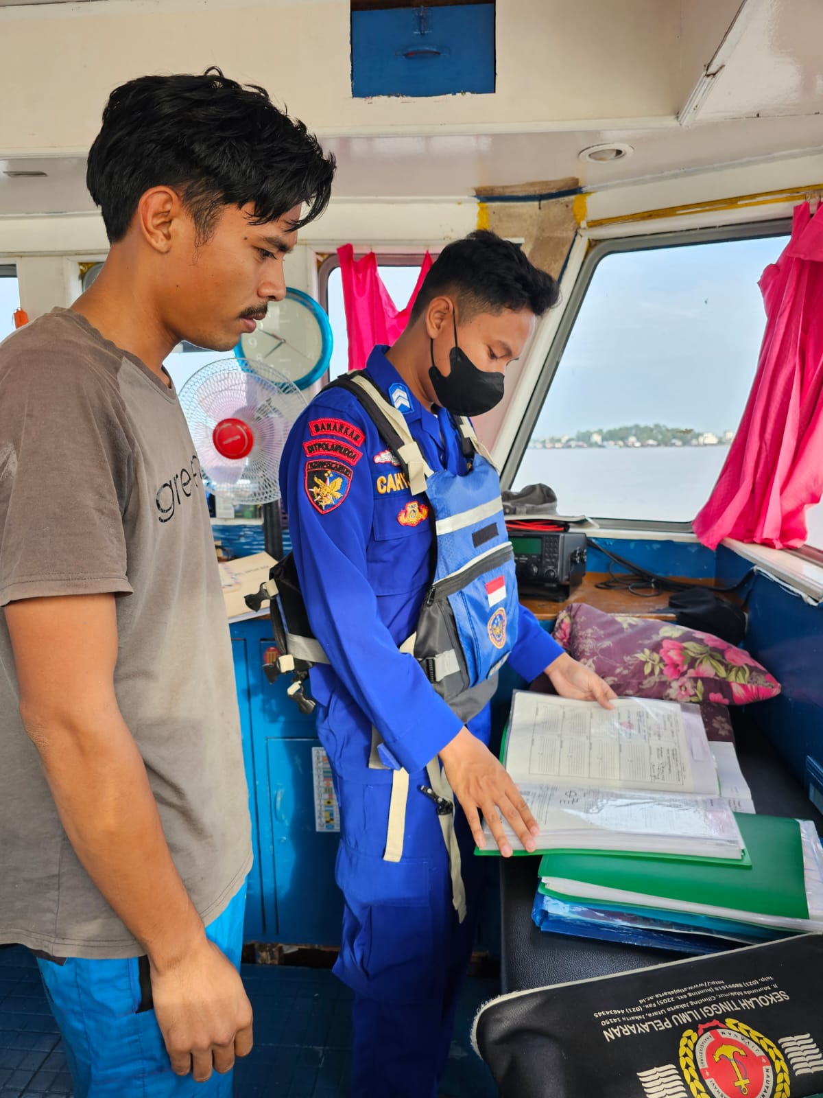 Patroli Rutin,Kapal KP XVIII-2007 Cek Administrasi Pelayaran Kapal Melintas Das Kapuas 