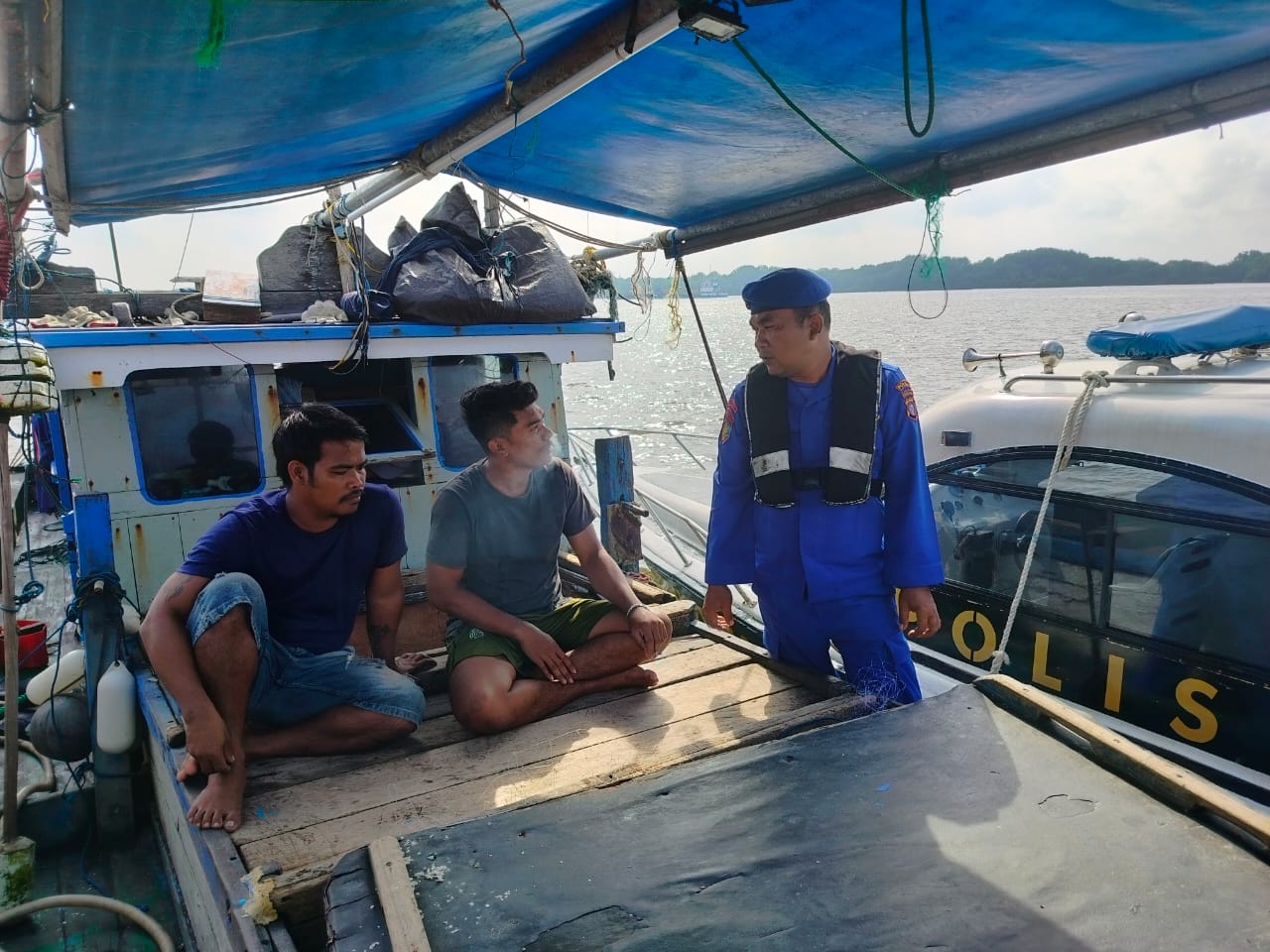 Jaga Habitat Dan Ekosistem Laut, Kapal Polisi XVIII-1005 Sambangi Para Nelayan