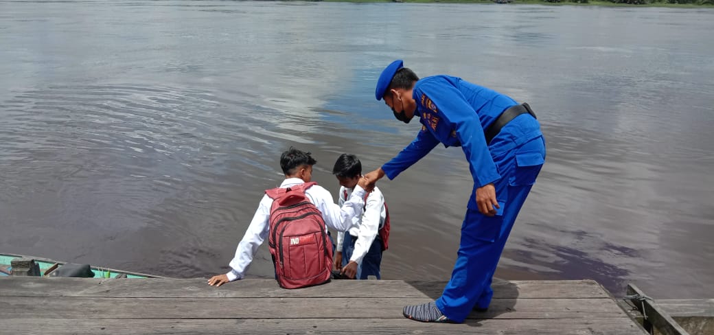 Personel Ditpolairud Lakukan Pengamanan Aktivitas Masyarakat Di Dermaga Tradisional Desa Tanjung Putri