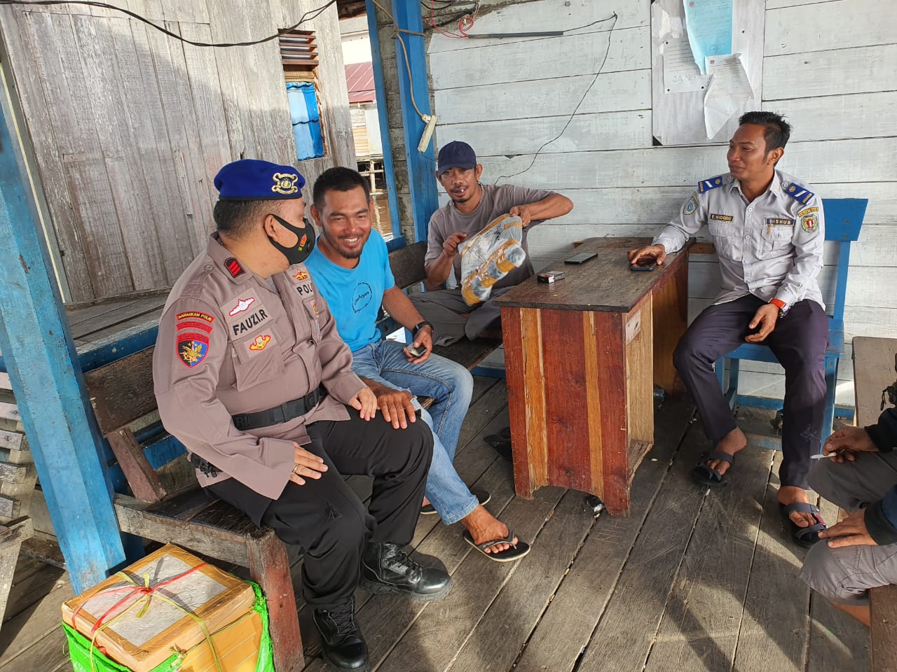 Personel KP XVIII - 1002 Ditpolairud Polda Kalteng Sapa Warga Desa Pegatan Hilir Dan Sampaikan Pesan Ini