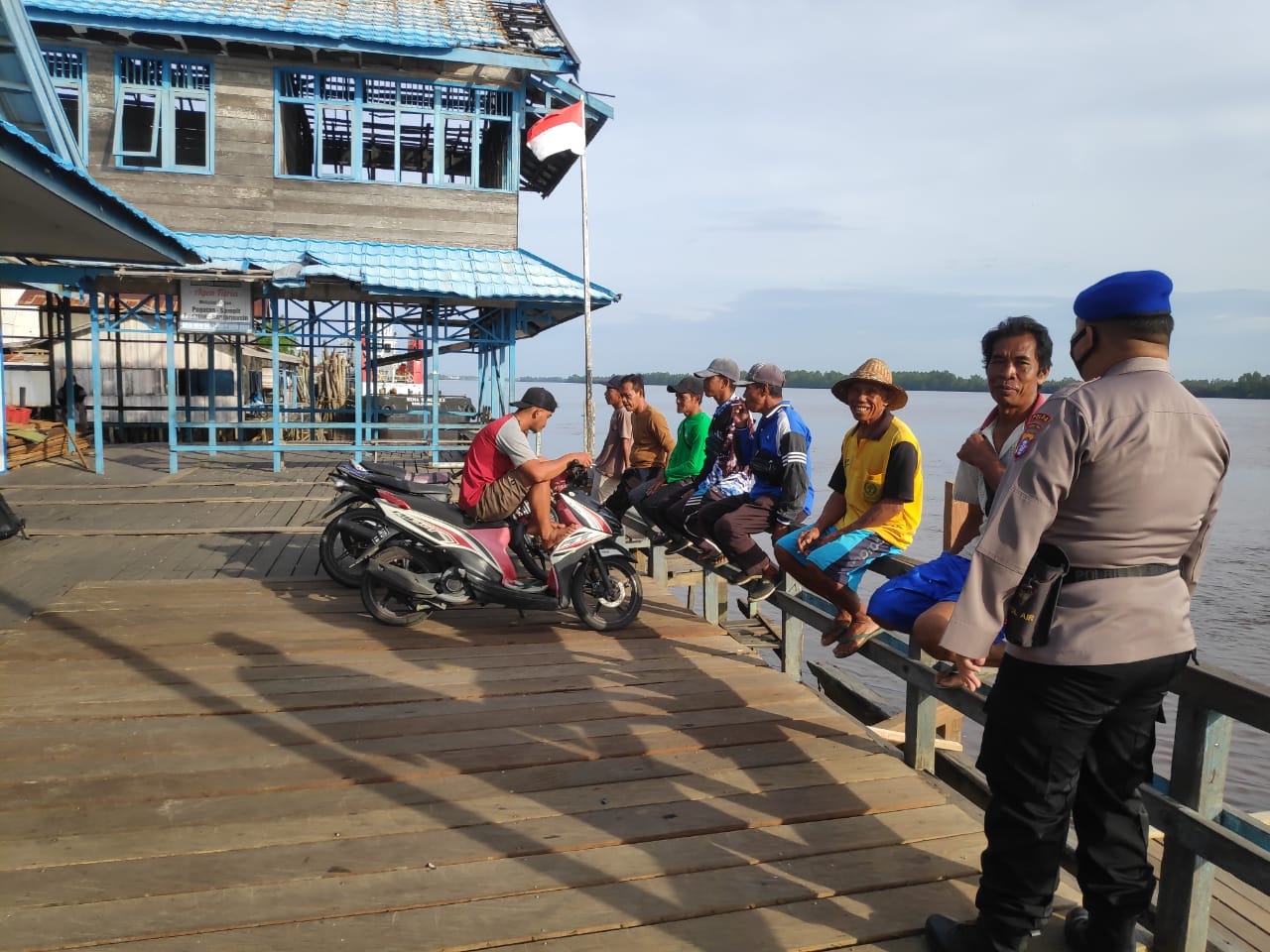 Personel KP XVIII - 1002 Ditpolairud Polda Kalteng Sapa Warga Desa Pegatan Hilir Dan Sampaikan Pesan Ini