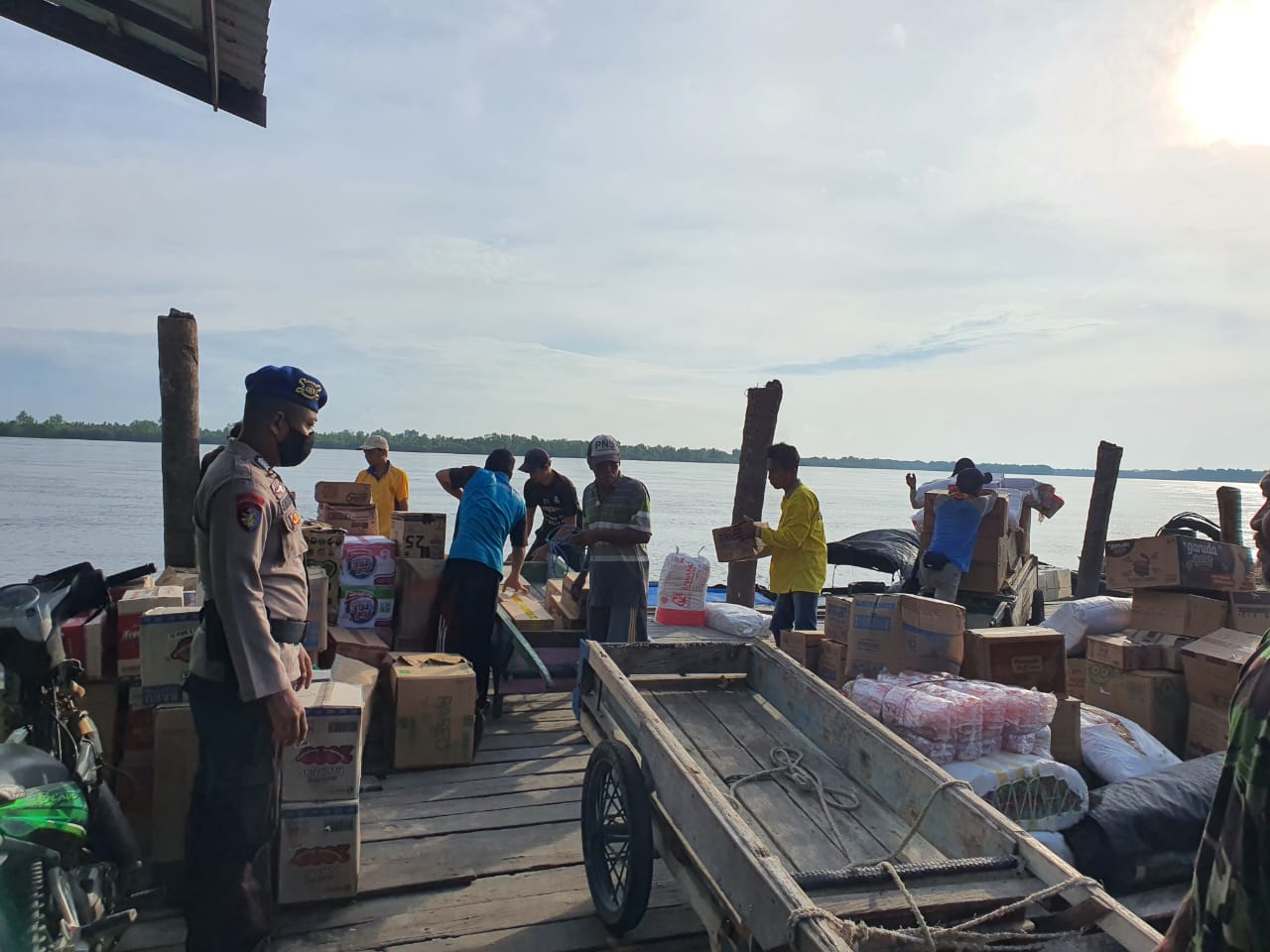 Personel KP XVIII - 1002 Ditpolairud Polda Kalteng Sapa Warga Desa Pegatan Hilir Dan Sampaikan Pesan Ini