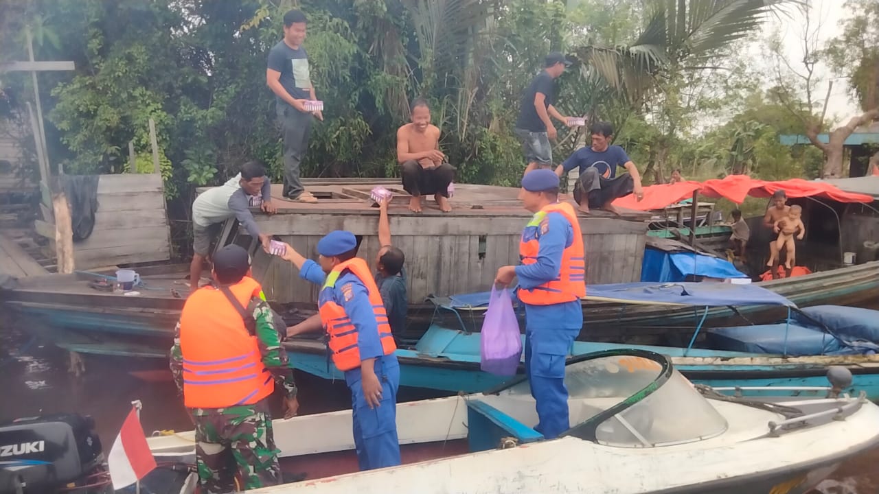 Tebar Keberkahan Di Bulan Ramadhan, Personel Mako Perwakilan Ditpolairud Bagi- Bagi Takjil