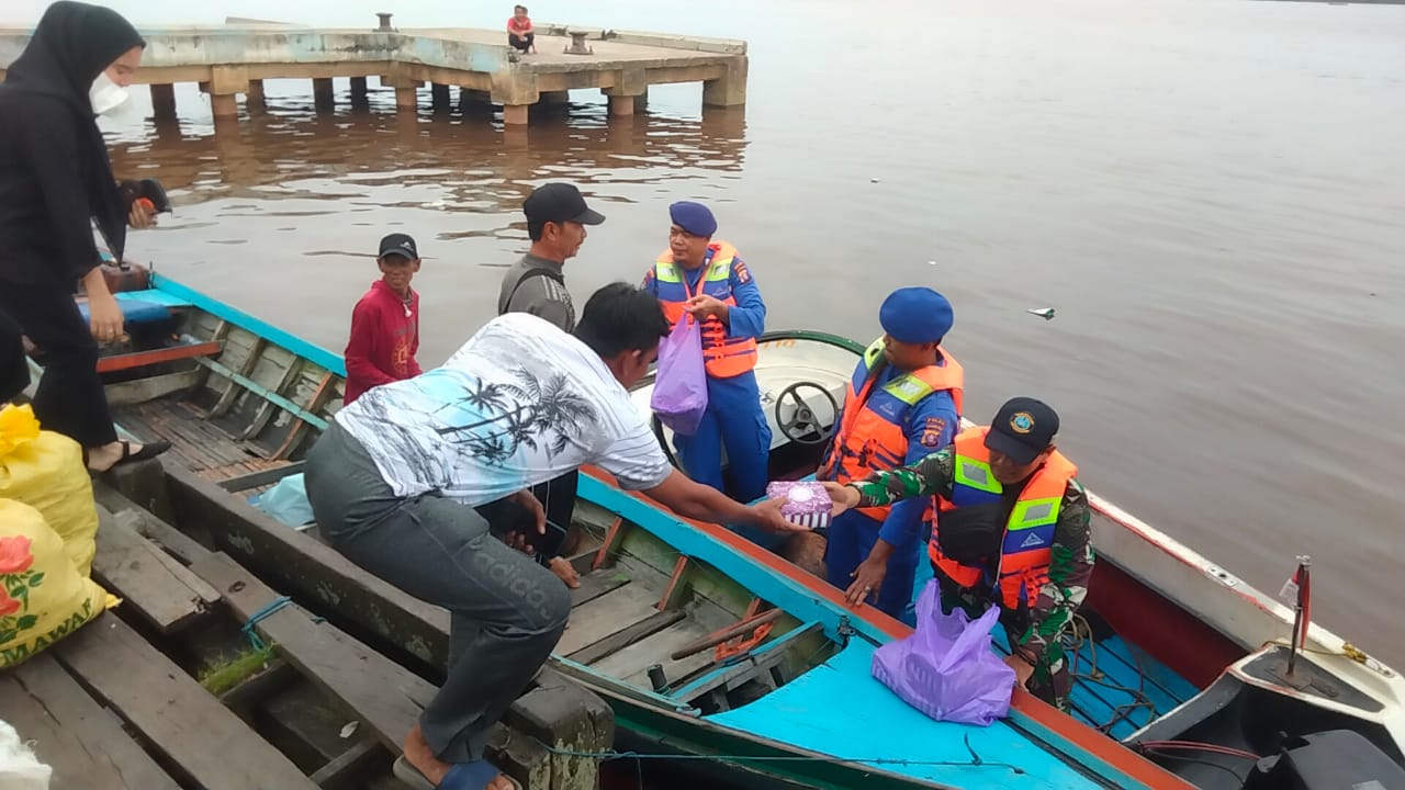 Tebar Keberkahan Di Bulan Ramadhan, Personel Mako Perwakilan Ditpolairud Bagi- Bagi Takjil