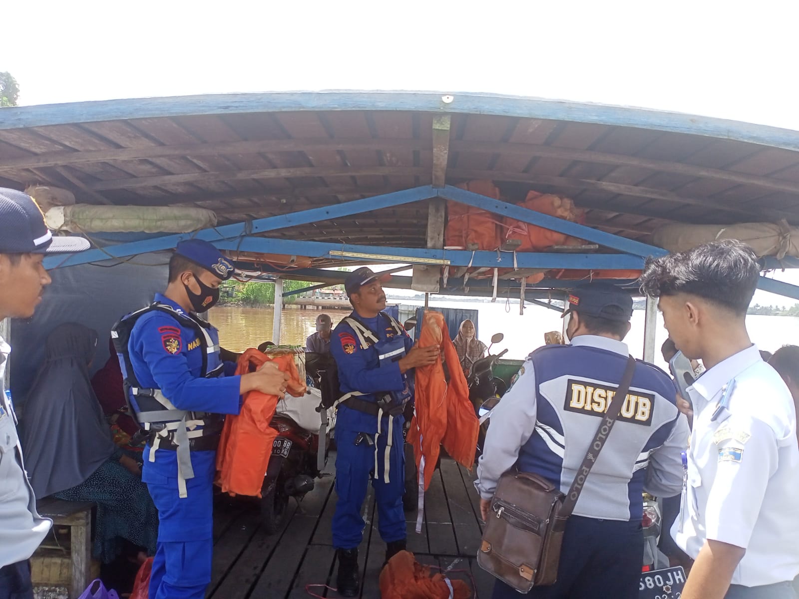 Pastikan Kondisi Kapal Fery Penyeberangan Laik Layar, Ditpolairud lakukan Pemeriksaan