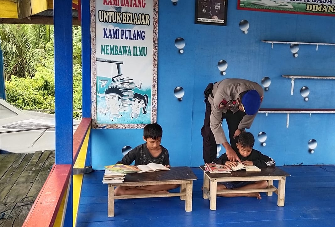 Dampingi anak-anak pesisir membaca, Ditpolairud Bantu Perluas Pengetahuan dan Wawasan anak-anak. 