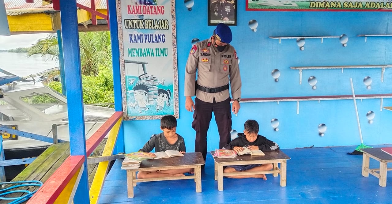 Dampingi anak-anak pesisir membaca, Ditpolairud Bantu Perluas Pengetahuan dan Wawasan anak-anak. 