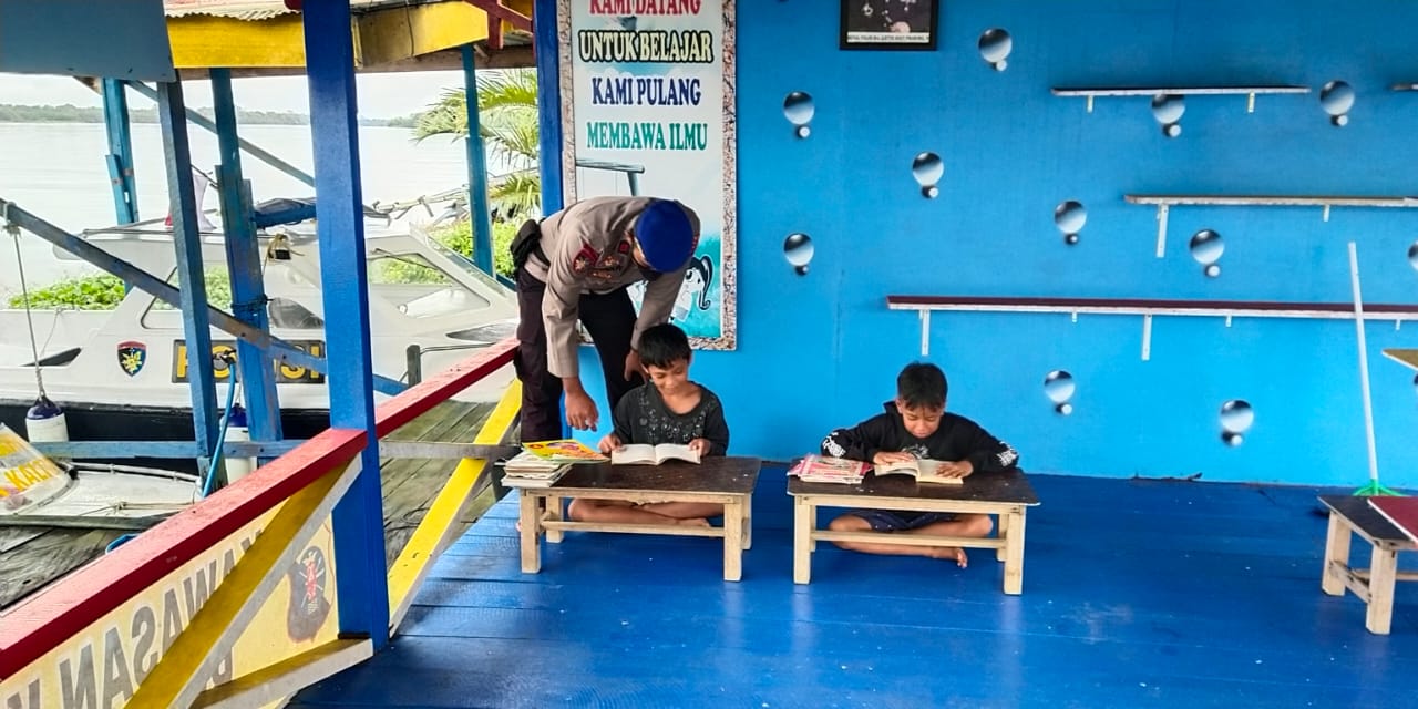 Dampingi anak-anak pesisir membaca, Ditpolairud Bantu Perluas Pengetahuan dan Wawasan anak-anak. 