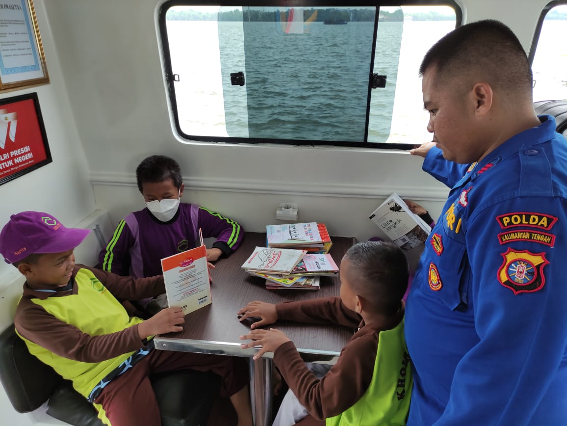 Perpustakaan Terapung Kapal Patroli KP XVIII 2004  Menjadi Destinasi Favorit Pelajar Di Akhir Pekan
