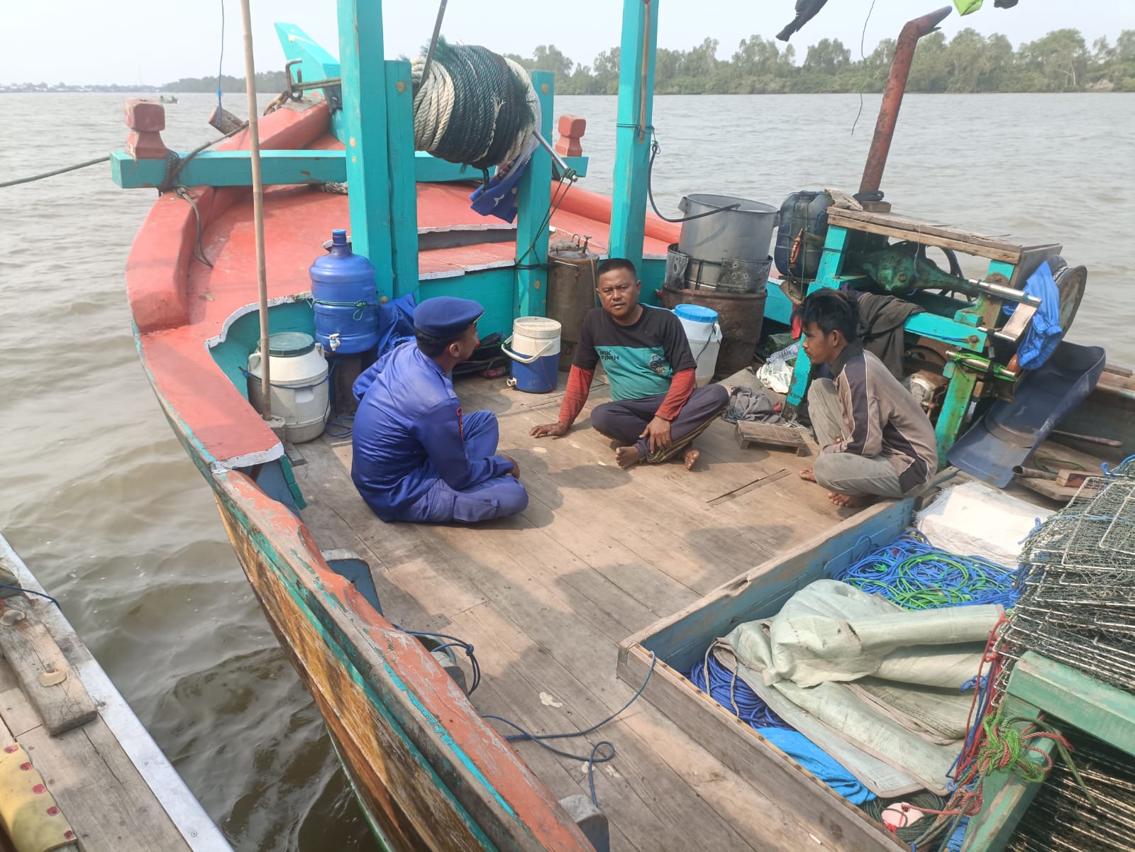 Personel Ditpolairud Berikan Imbauan Keselamatan Berlayar Kepada Nelayan Di Das Seruyan