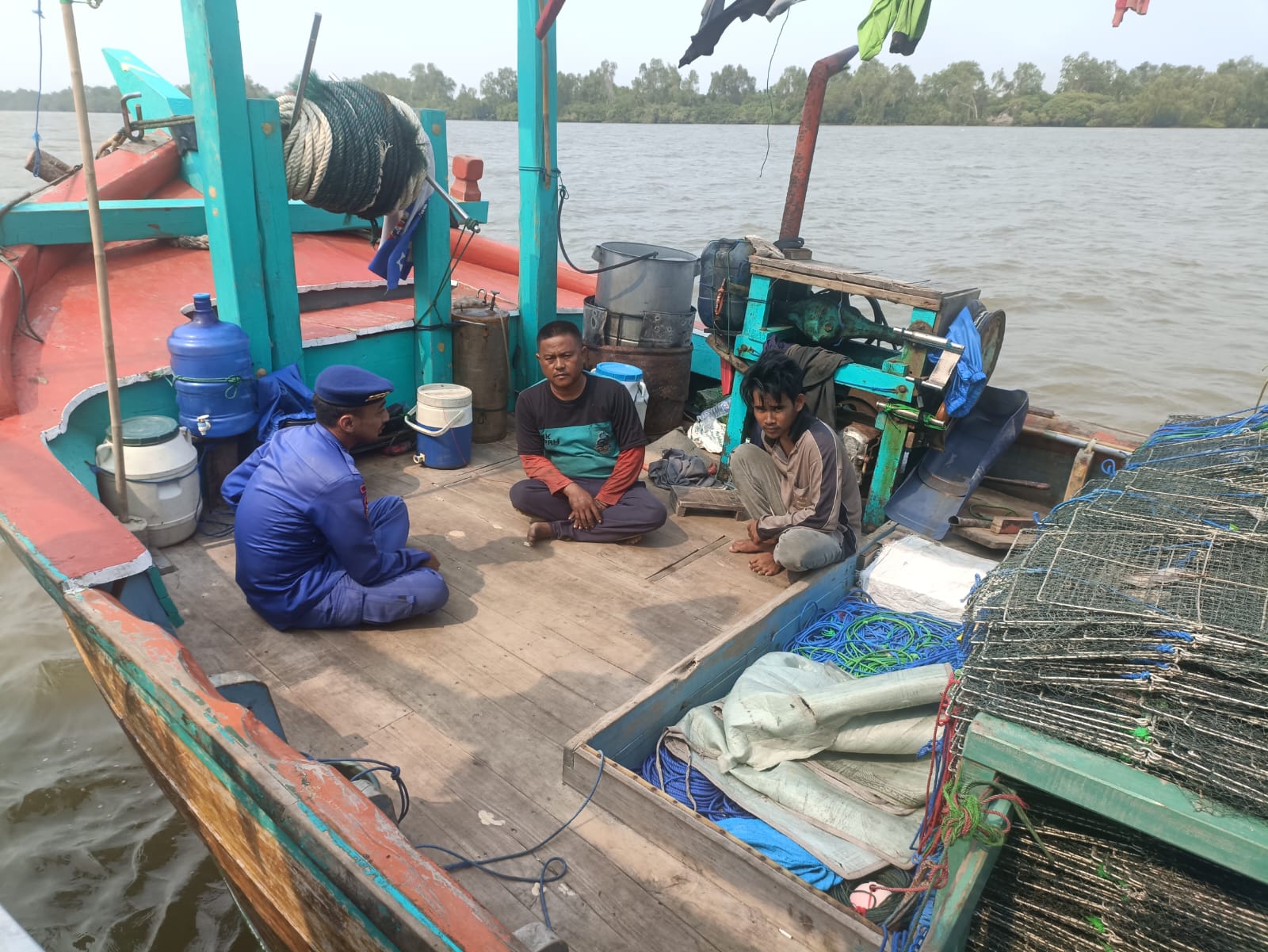 Personel Ditpolairud Berikan Imbauan Keselamatan Berlayar Kepada Nelayan Di Das Seruyan