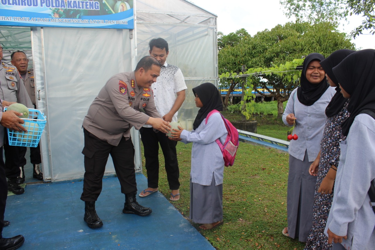 Panen Buah Melon, Dirpolairud Bagikan Kepada Masyarakat Dan Anak-Anak