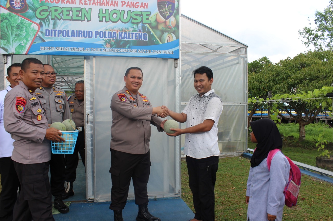 Panen Buah Melon, Dirpolairud Bagikan Kepada Masyarakat Dan Anak-Anak