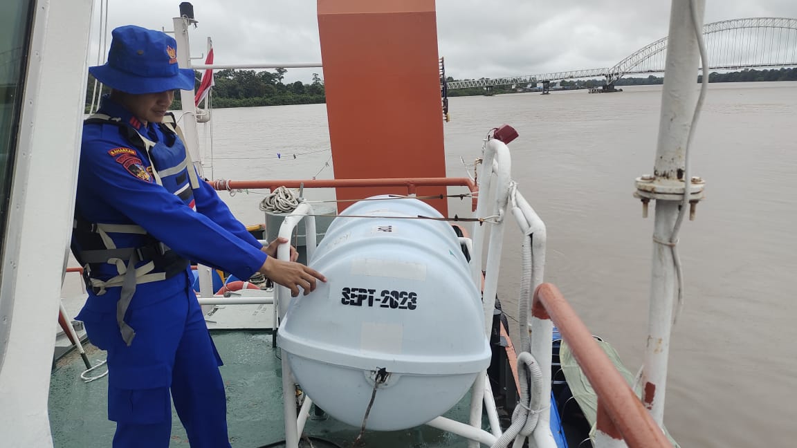 Pastikan Keselamatan Dalam Berlayar, Personel KP XVIII - 2001 Ditpolairud Cek Alat Ini