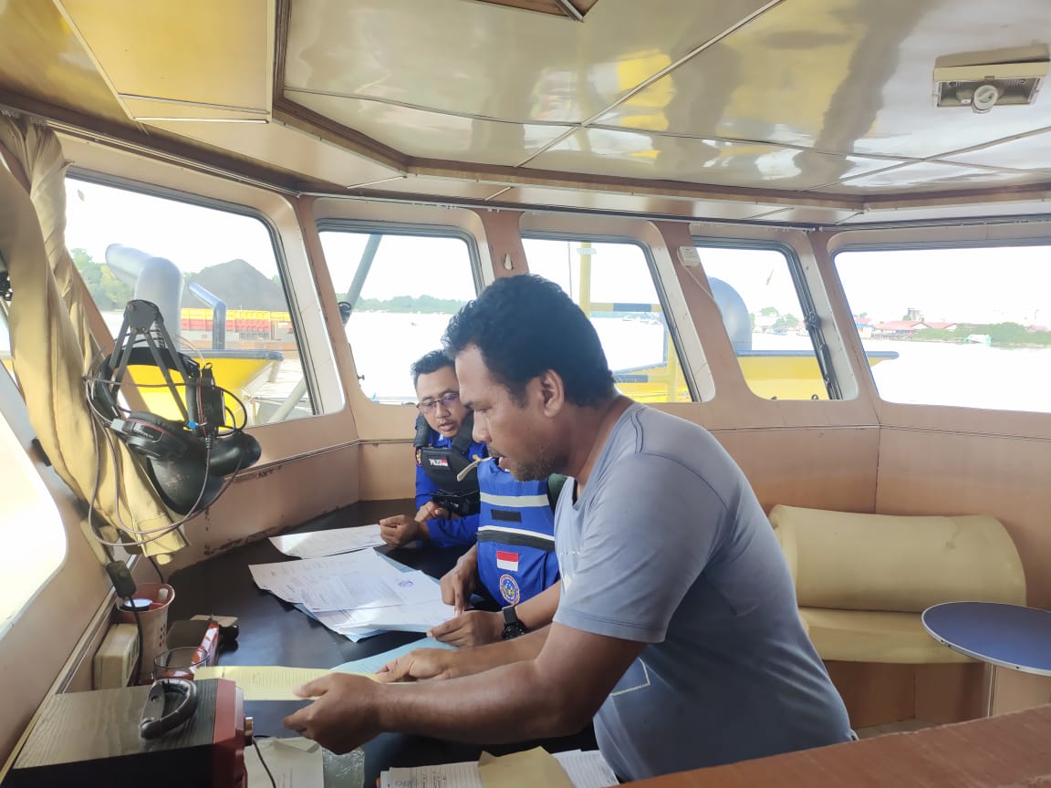 Pastikan Keselamatan Dalam Berlayar, Personel KP XVIII - 2001 Ditpolairud Cek Alat Ini