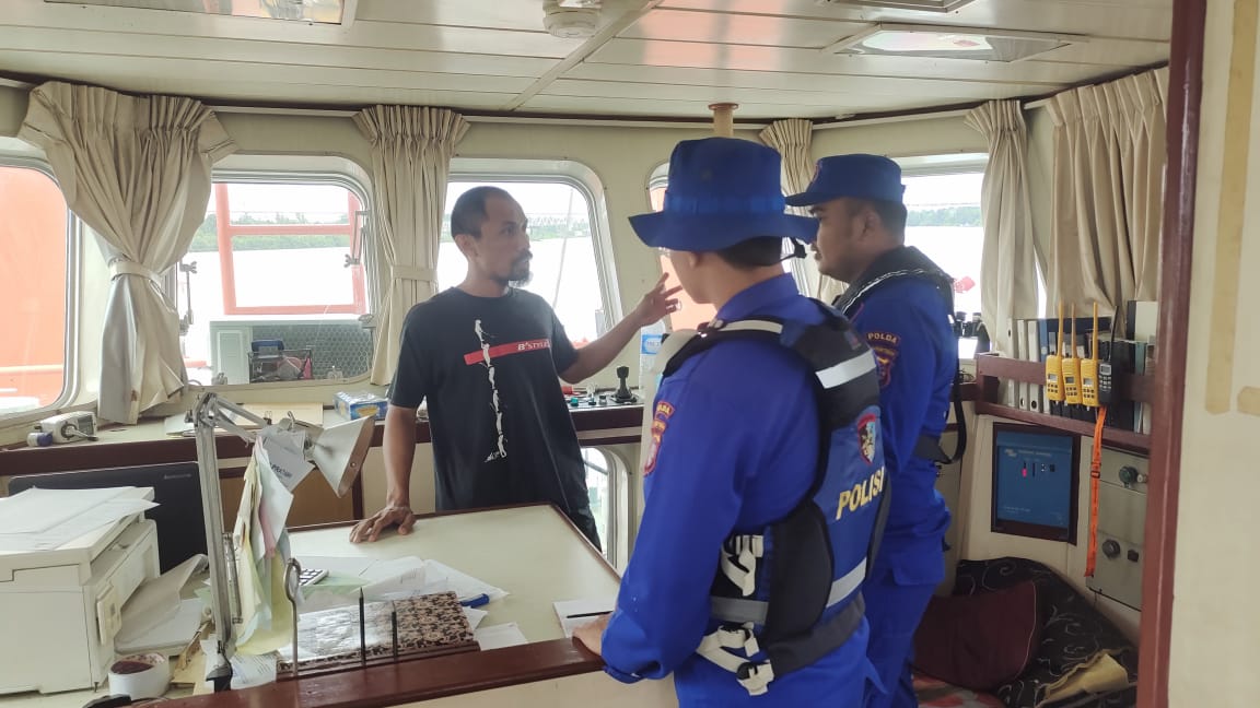 Pastikan Keselamatan Dalam Berlayar, Personel KP XVIII - 2001 Ditpolairud Cek Alat Ini