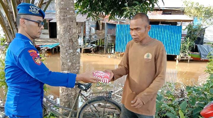 Mako Polair Perwakilan Palangkau Lama Bagi - Bagi Takjil Pada Masyarakat Bantaran Sungai