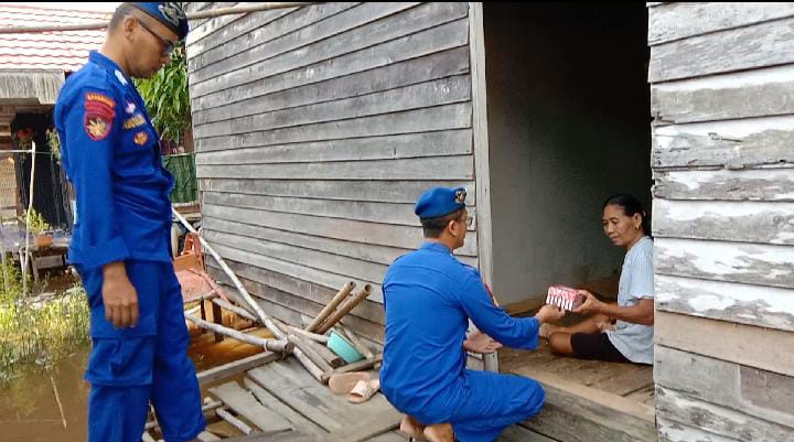 Mako Polair Perwakilan Palangkau Lama Bagi - Bagi Takjil Pada Masyarakat Bantaran Sungai