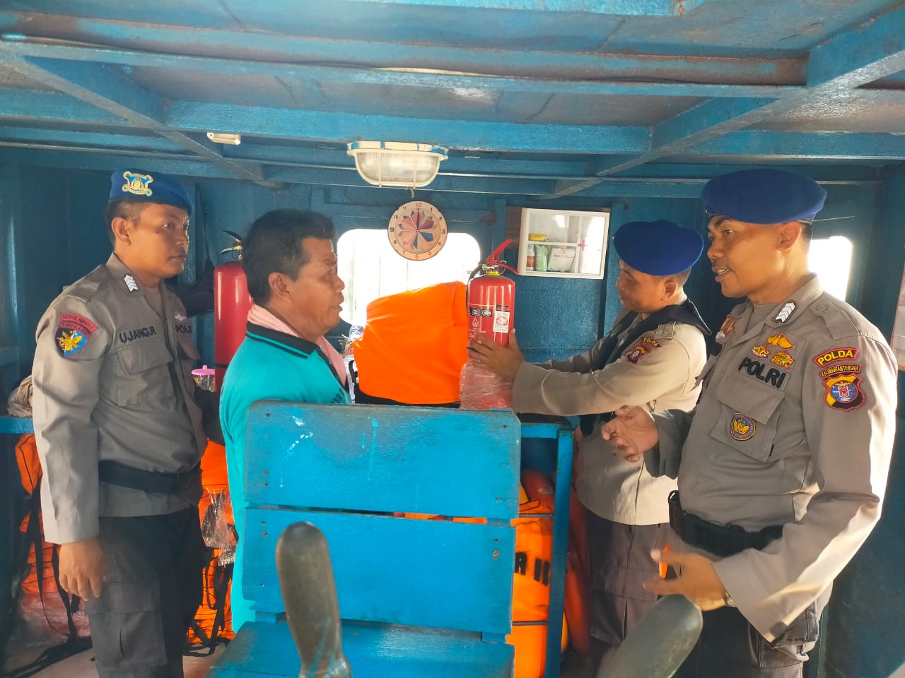 Pastikan Pelayaran Kondusif, Ditpolairud Sambangi Kapal Penyeberangan