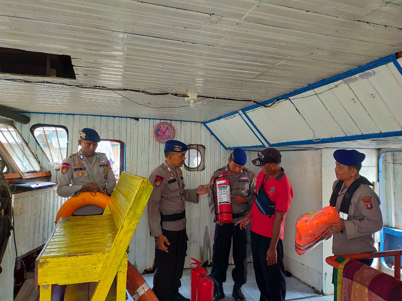 Pastikan Pelayaran Kondusif, Ditpolairud Sambangi Kapal Penyeberangan