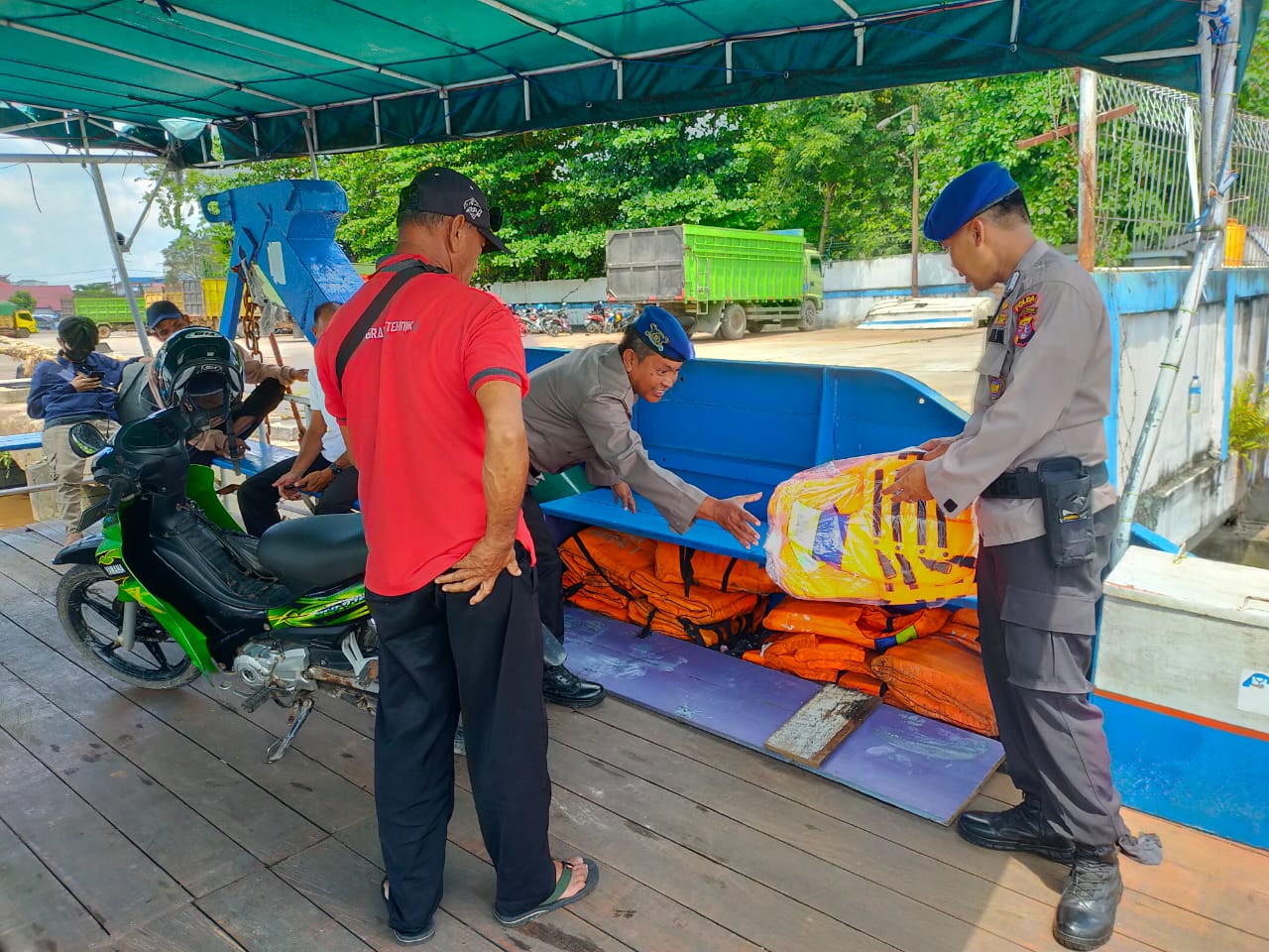 Pastikan Pelayaran Kondusif, Ditpolairud Sambangi Kapal Penyeberangan