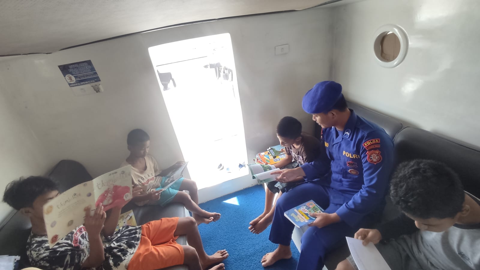 Tingkatkan Pendidikan Anak Bantaran Sungai Das Kahayan, Ditpolairud Lakukan Program Ini