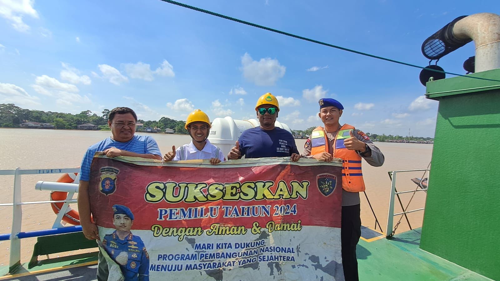 Personel Ditpolairud Ajak ABK Kapal Untuk Sukseskan Pesta Demokrasi 2024