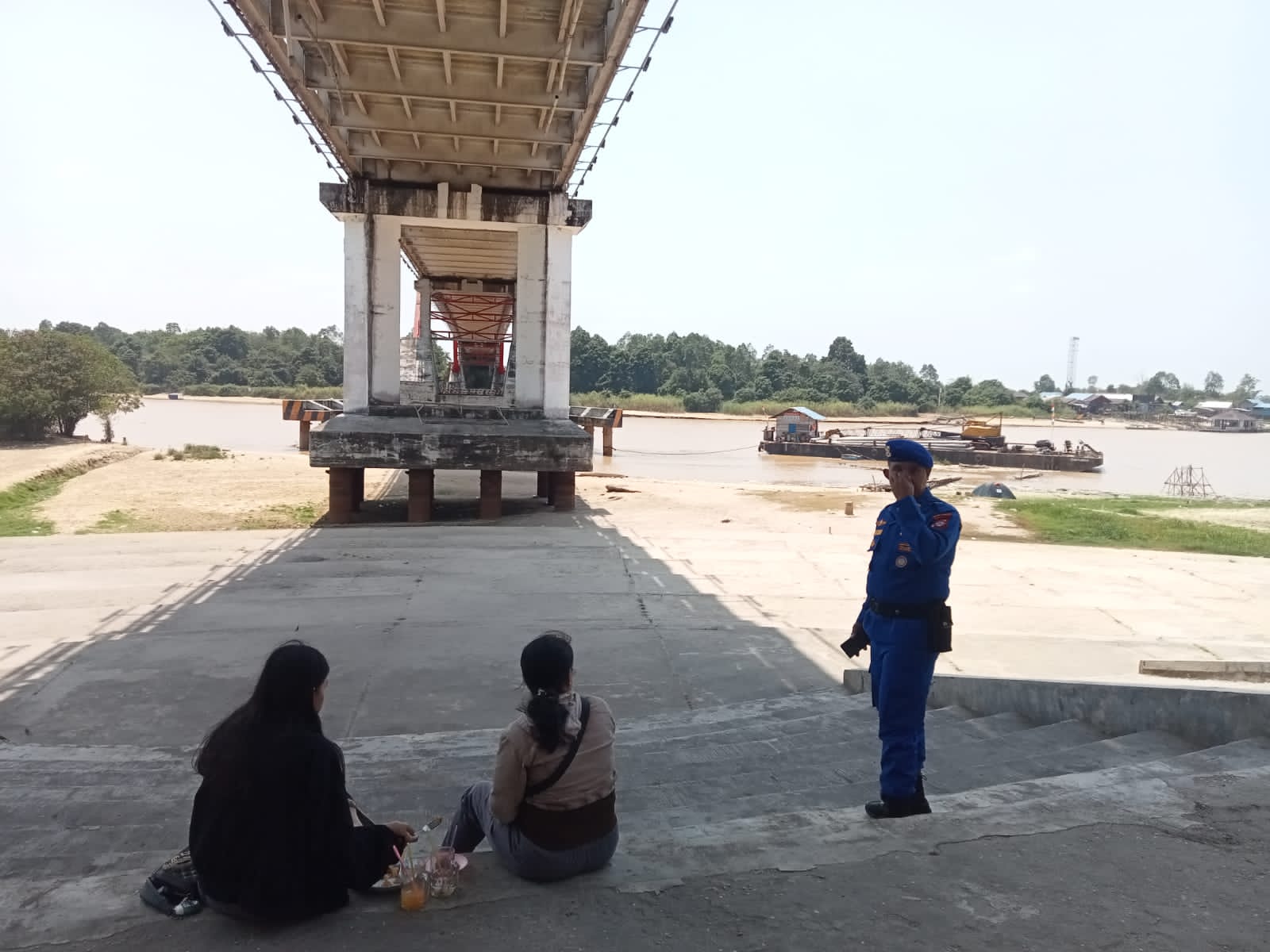 Ciptakan Kondusifitas Di Hari Libur, Personil Ditpolairud Patroli Tempat Wisata Bawah Jembatan Kahayan