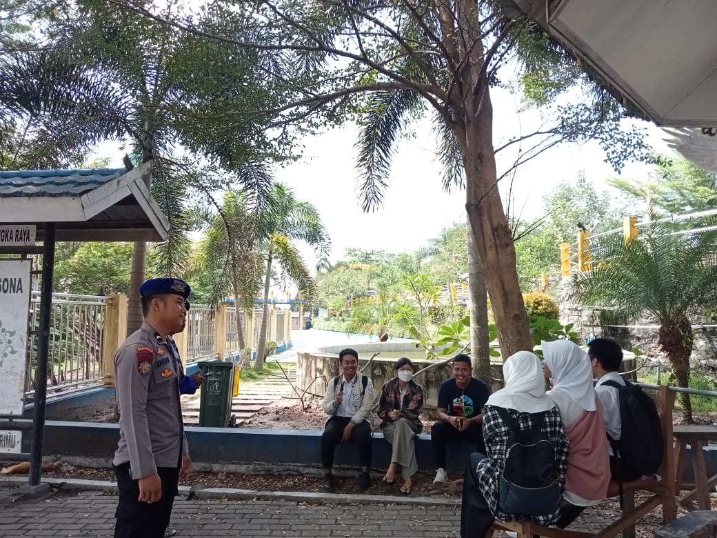 Ciptakan Kondusifitas Di Hari Libur, Personil Ditpolairud Patroli Tempat Wisata Bawah Jembatan Kahayan