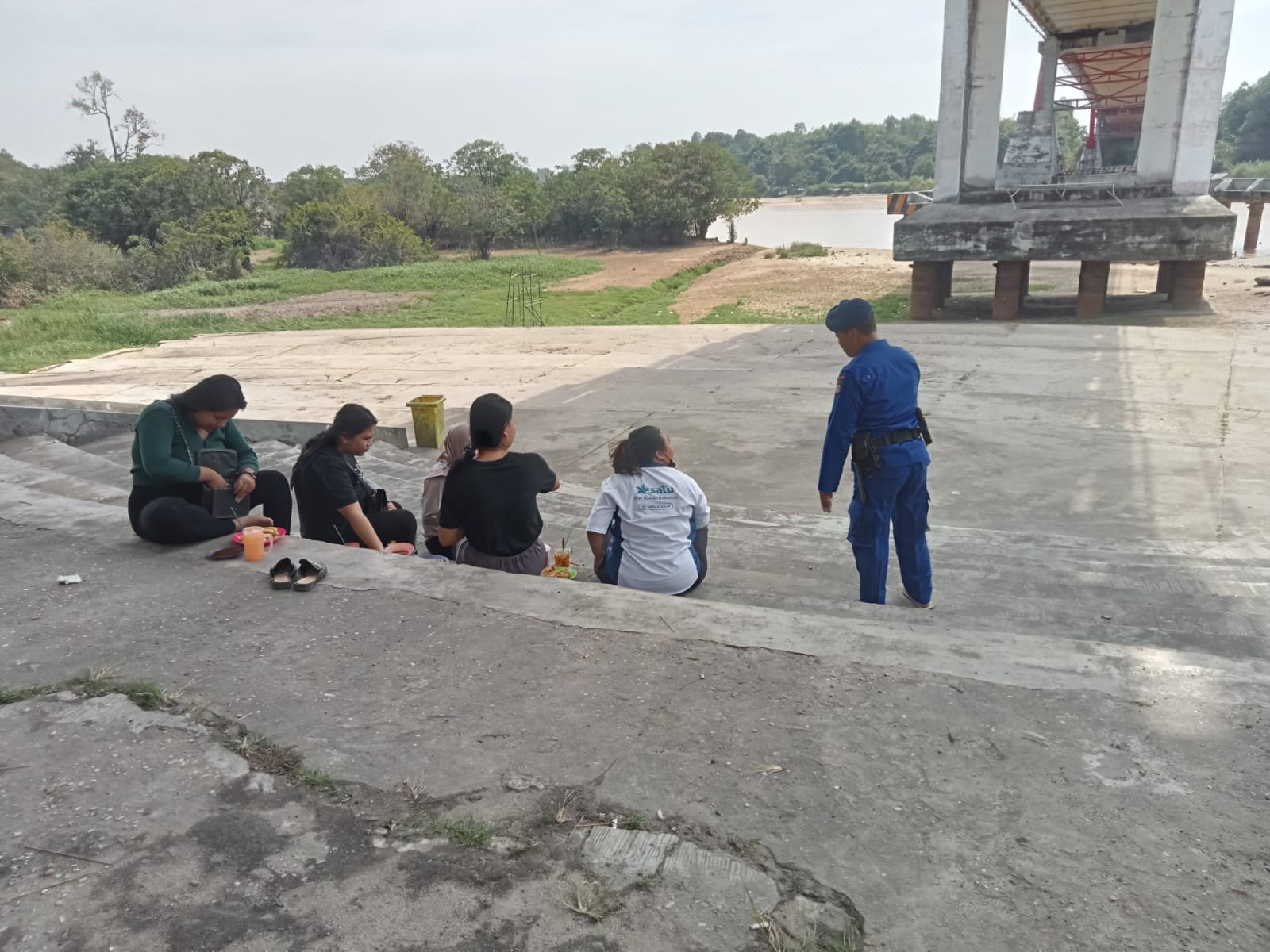 Ciptakan Kondusifitas Di Hari Libur, Personil Ditpolairud Patroli Tempat Wisata Bawah Jembatan Kahayan