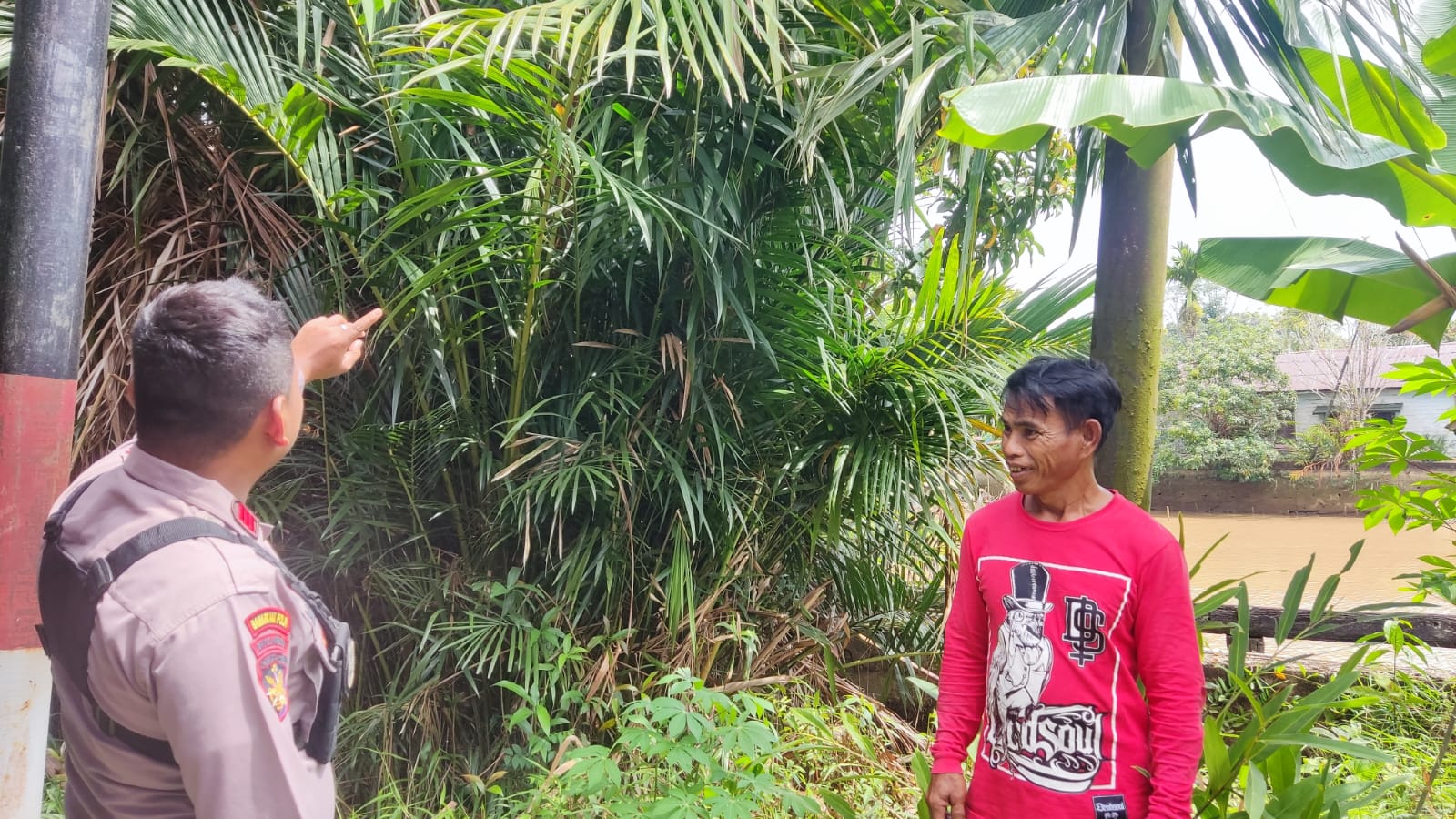 Personel Ditpolairud Massif kan Imbauan Pada Masyarakat Desa Bereng Cegah Kebakaran Hutan