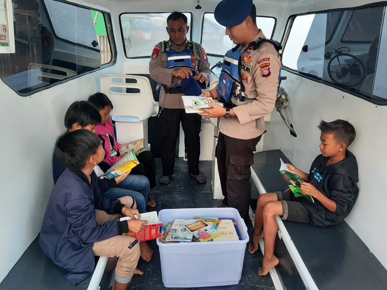 Fasilitasi KP XVIII-1001 Ditpolairud Dengan Perpustakaan Terapung Untuk Menarik Minat Baca Anak-Anak