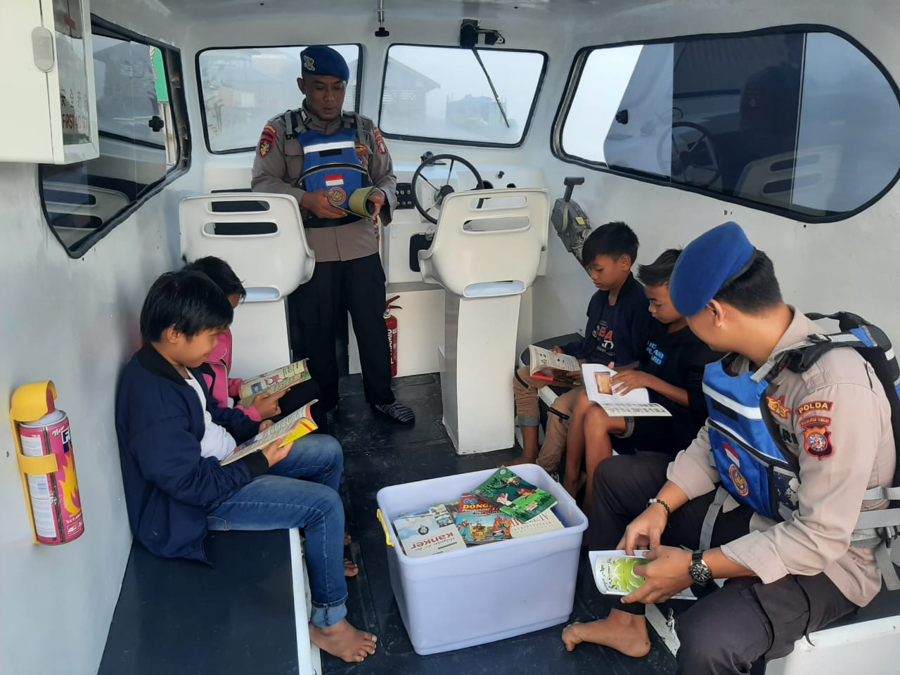 Fasilitasi KP XVIII-1001 Ditpolairud Dengan Perpustakaan Terapung Untuk Menarik Minat Baca Anak-Anak