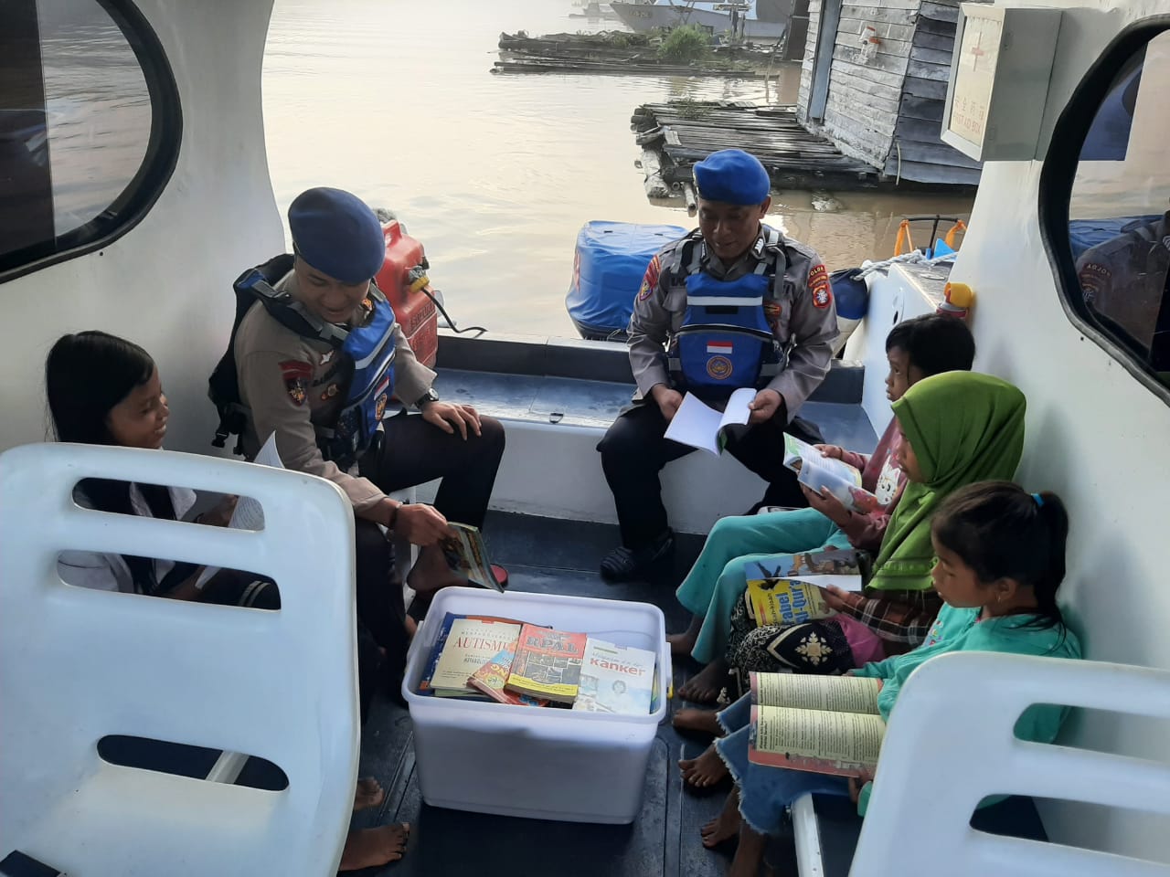 Fasilitasi KP XVIII-1001 Ditpolairud Dengan Perpustakaan Terapung Untuk Menarik Minat Baca Anak-Anak