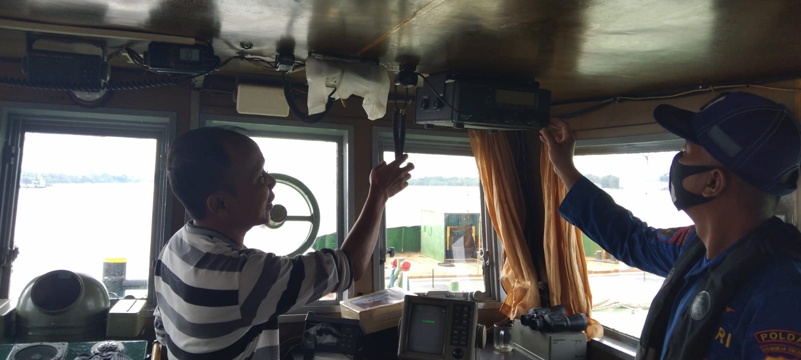 Keselamatan Syarat Utama Dalam Berlayar, Personel KP XVIII - 1004 Ditpolairud Cek Alat Keselamatan