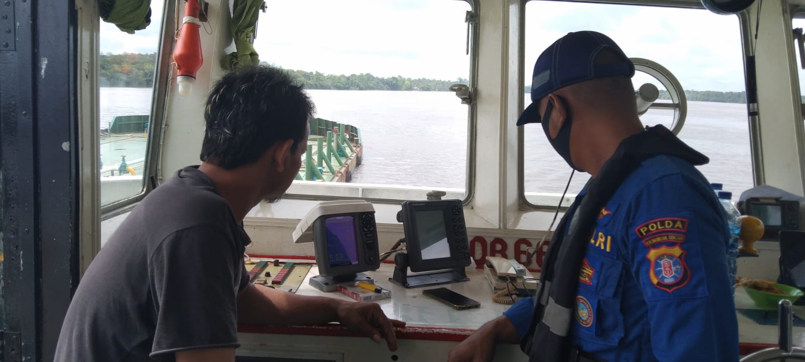 Keselamatan Syarat Utama Dalam Berlayar, Personel KP XVIII - 1004 Ditpolairud Cek Alat Keselamatan