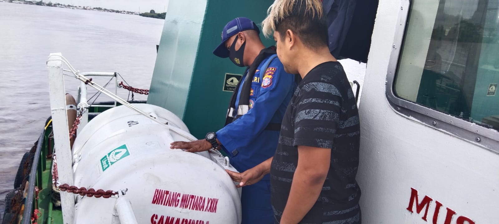 Keselamatan Syarat Utama Dalam Berlayar, Personel KP XVIII - 1004 Ditpolairud Cek Alat Keselamatan